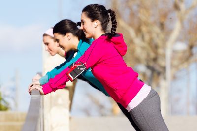 ragazze che fanno piegamenti alla ringhiera