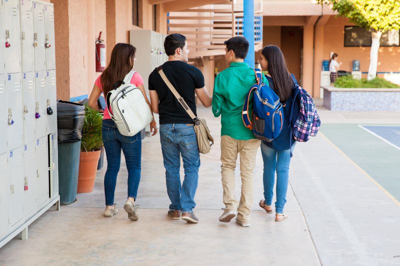 ragazzi che entrano a scuola